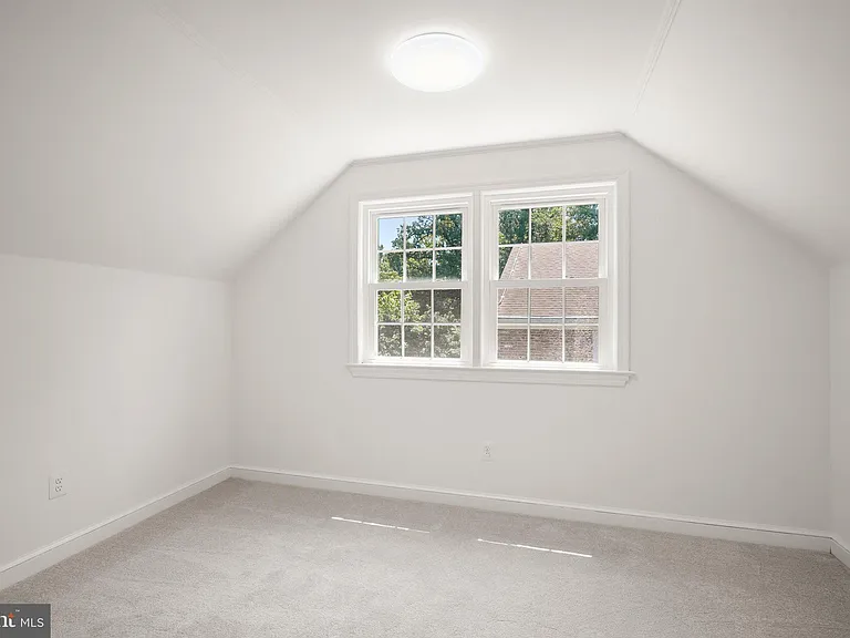 7109 Radnor Rd — Photo 30