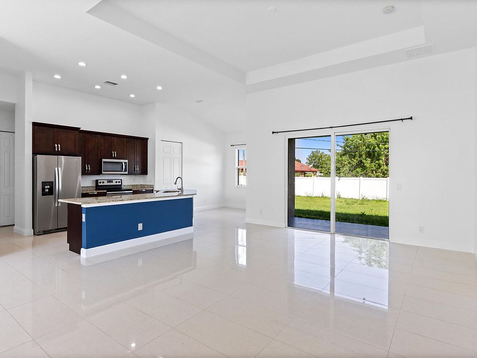 1st image of 661 NW Floresta Drive