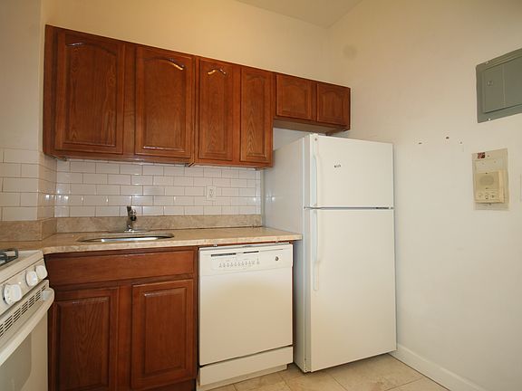 4th image of 409 E 82nd St APT 3C