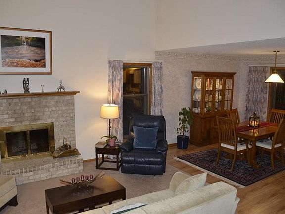 4th image of 998 Danbury Ct