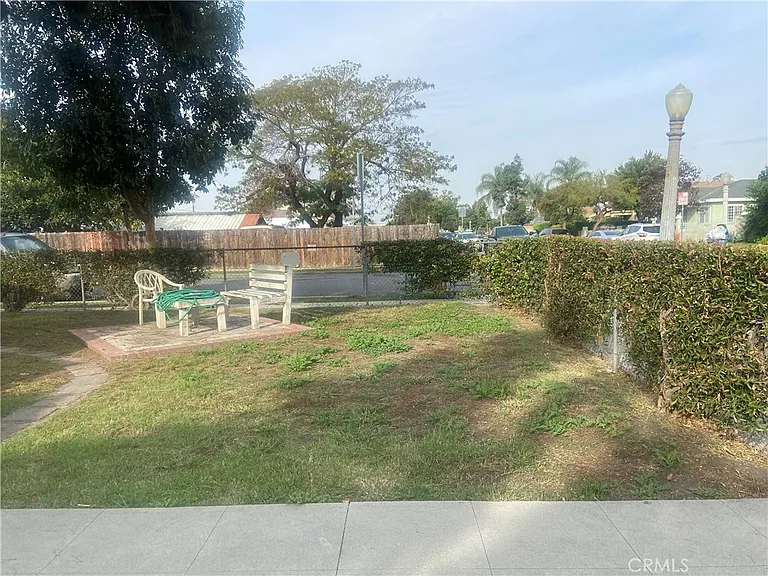 215 N Holly Ave — Photo 2