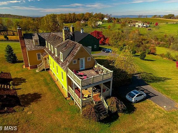 Back porch w/upper level balcony