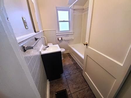 5th image of 224 S 42nd St