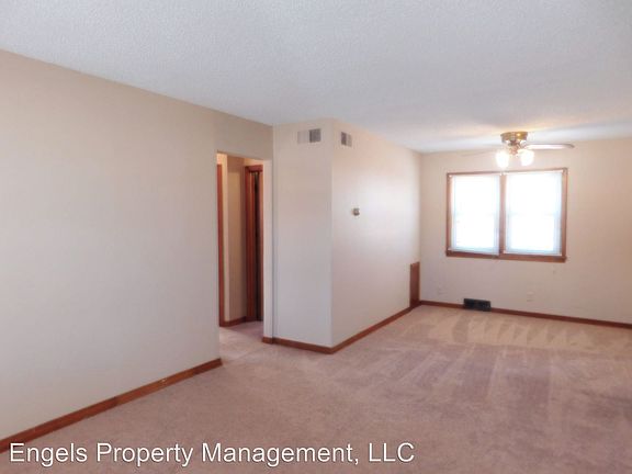4th image of 703 S Charron Dr