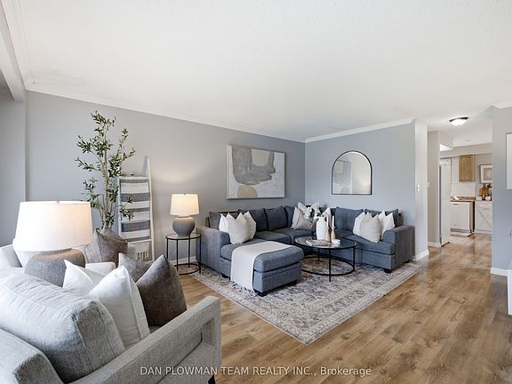 2nd image of 302 Vancouver Cres