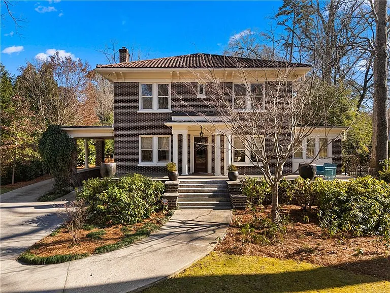 979 Springdale Rd NE — Photo 2