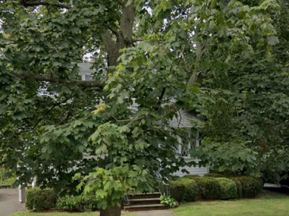 4 McAuliffe Dr, North Brunswick, NJ 08902