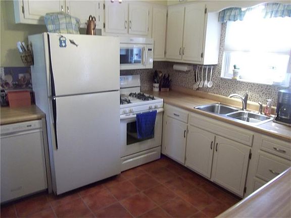 5th image of 906 Rolling Meadows Dr