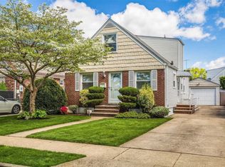 662 7th St, Garden City, NY 11530