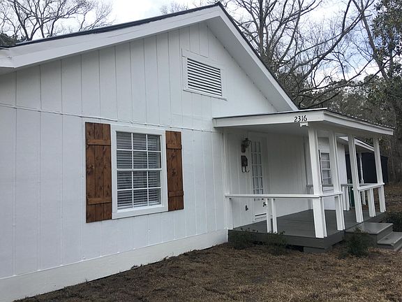 Side kitchen entry with porch