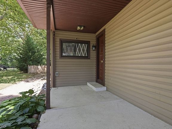 3rd image of 319 Oaklawn Ave