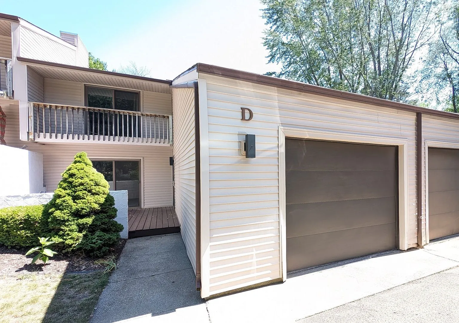17554 Parkwood Dr, 2 bedroom Condo — Photo 1