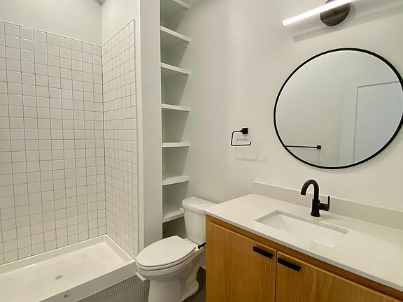 3rd image of 1523 Oak St #202