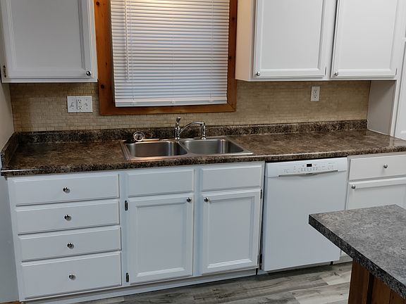 Kitchen with dishwasher
