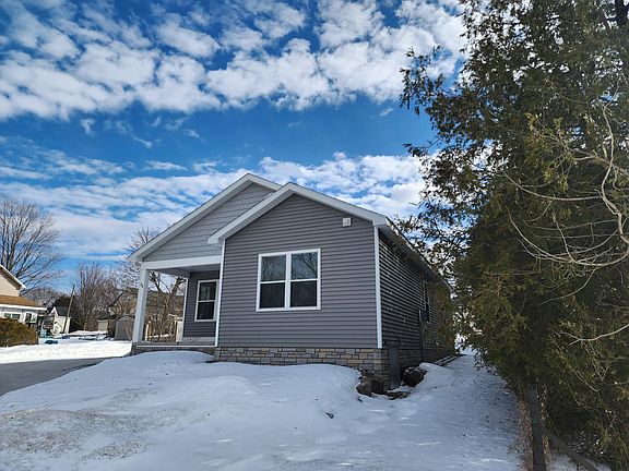 Privacy hedge along side of house.