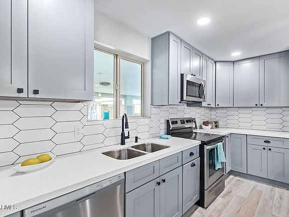 4th image of 3244 W Voltaire Ave