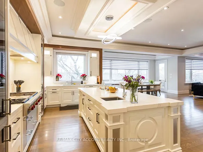 98 Upper Canada Dr — Photo 16