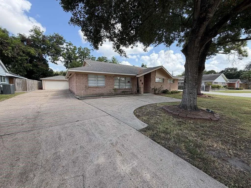 3 bed, 2.0 bath, 2225 sqft, $3,900 — Photo 1