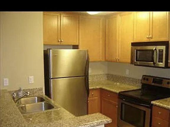 3rd image of 1423 Graves Ave Unit 204