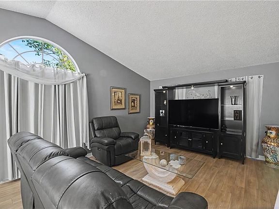 4th image of 3109 Meadow Lake Dr E