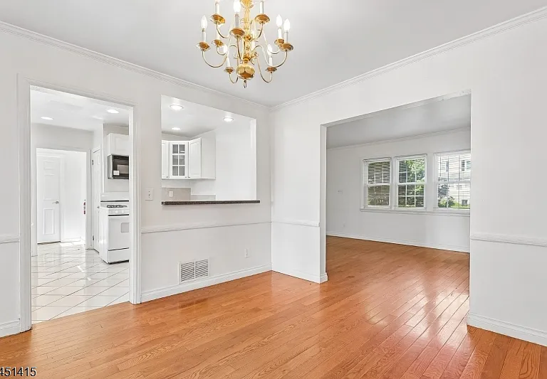 32 Locust Ave — Photo 6