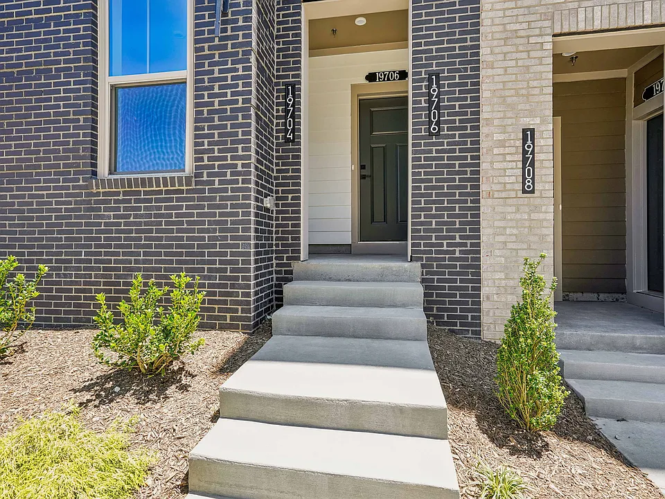 19704 Misty Moss Sq
