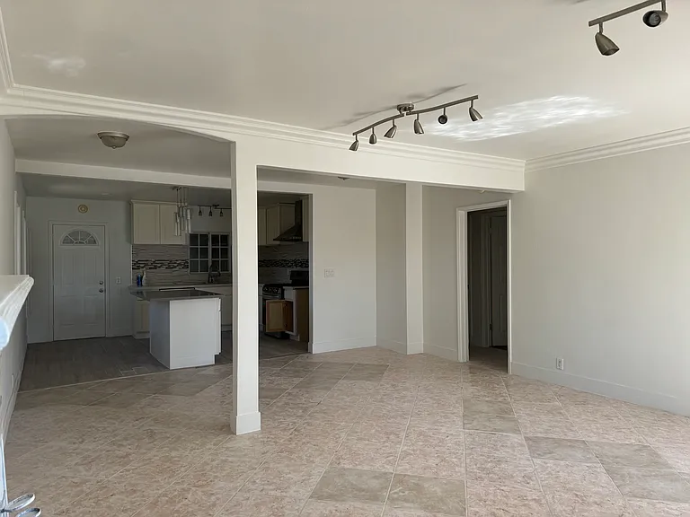 2101 S Sycamore St — Photo 4