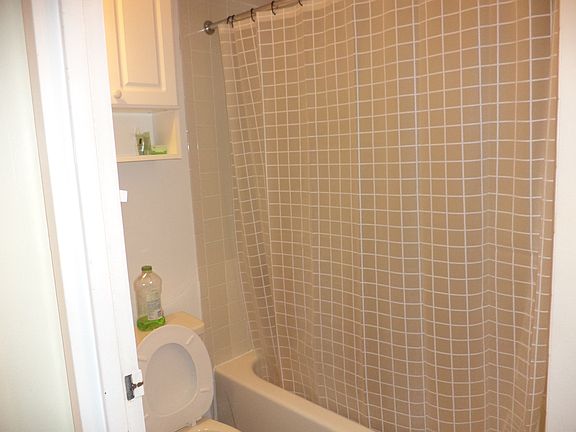 4th image of 999 Forest Ave APT 2D