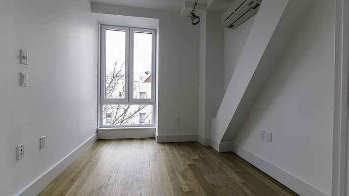 Rented by Nooklyn NYC LLC | media 100