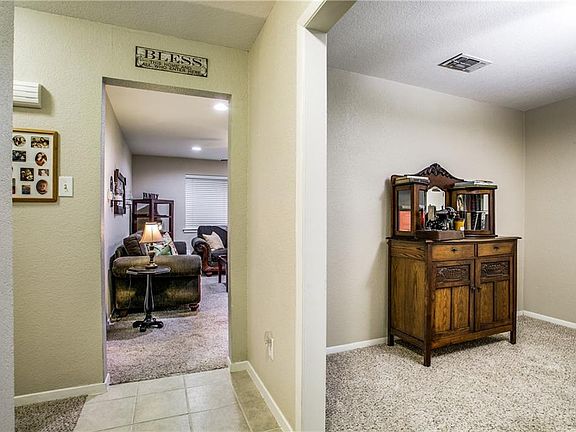 5th image of 2841 Kingsbury Ave
