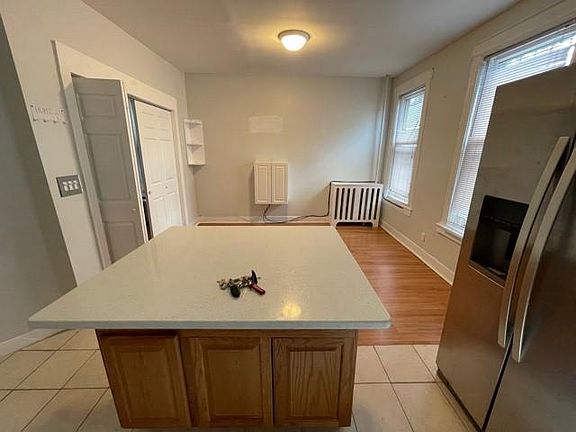 4th image of 370 Etna St