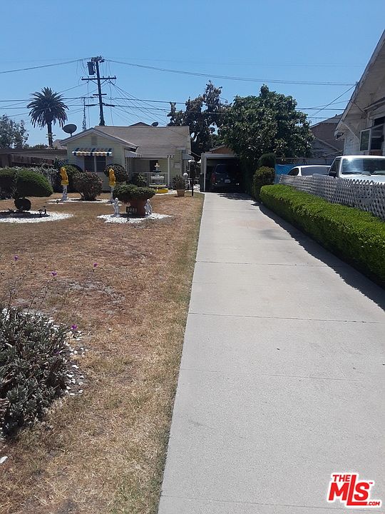 2nd image of 220 E 67th St