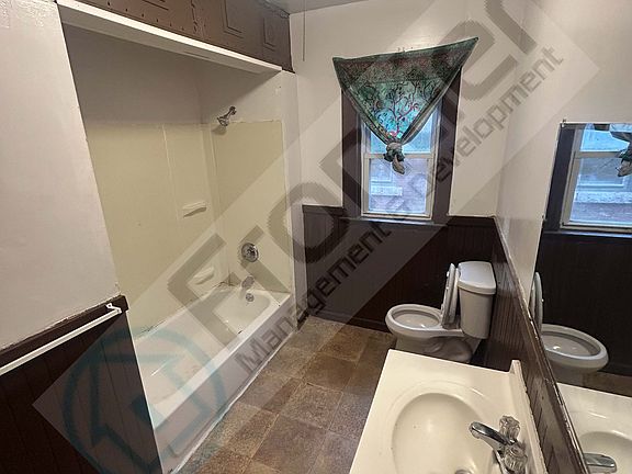 5th image of 566 Memorial Pkwy #2