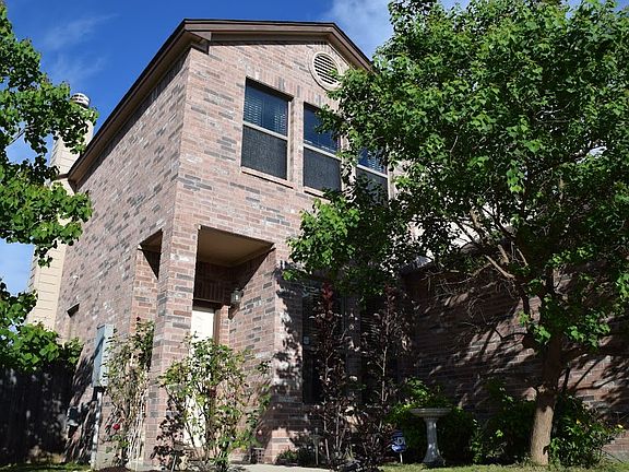 3rd image of 208 Deercreek Ln