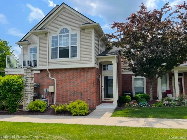 28209 Oakmonte Cir E, New Hudson, MI 48165