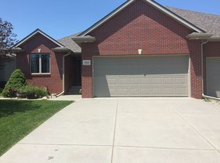 7515 Greycliff Dr, Lincoln, NE 68516