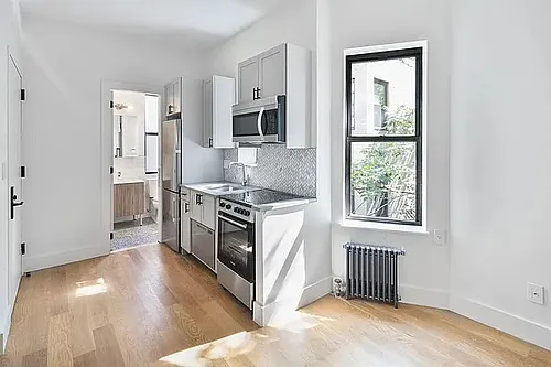 244 E 46th St #2C Photo 1