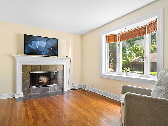 2nd image of 292 E Burlington St