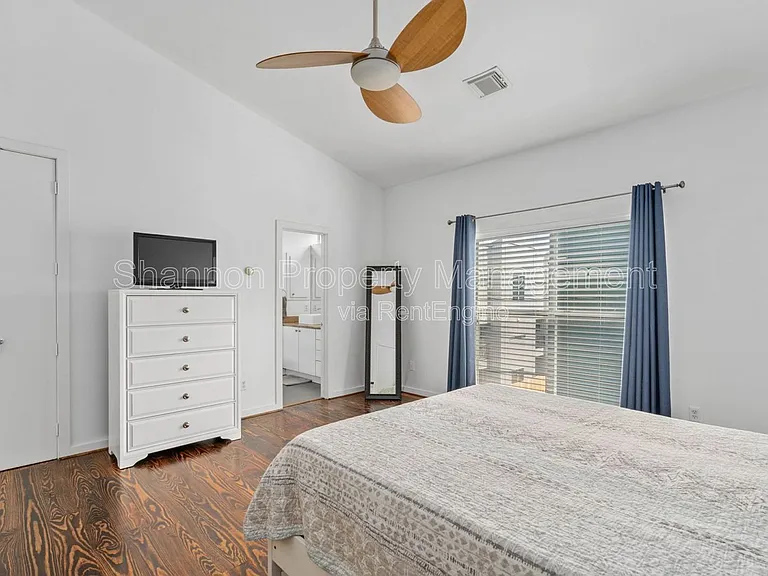 906 Andrews St — Photo 20