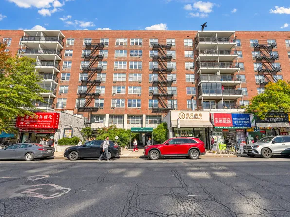 41-25 Kissena Boulevard image 1 of 17