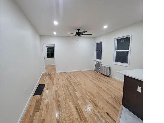 3rd image of 720 E 220th St