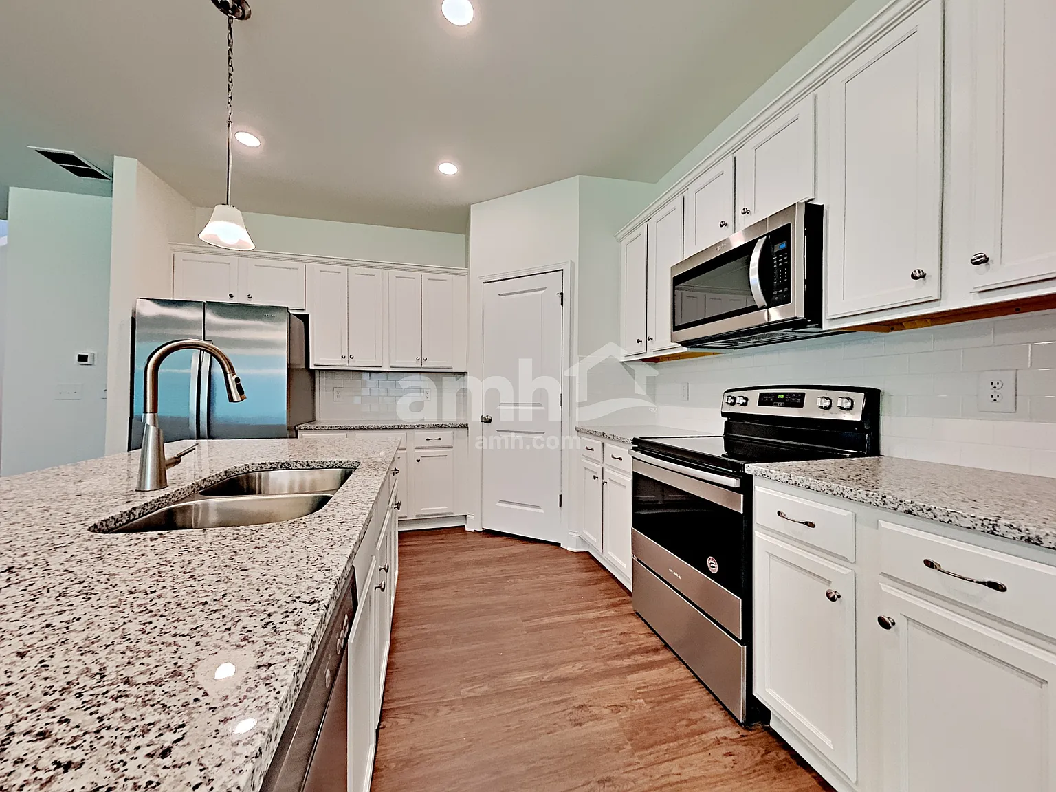 3 bed, 2.5 bath, 2111 sqft, $2,585 — Photo 3