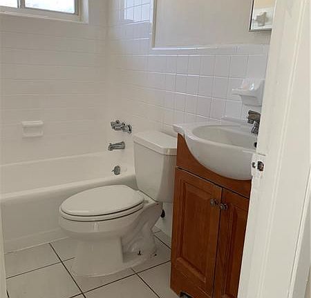 3rd image of 110 SW 20th Ave #110