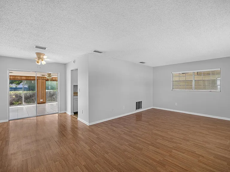 328 Palos Ct — Photo 3