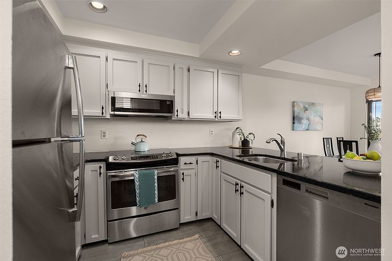 5th image of 2831 14th Avenue W #2