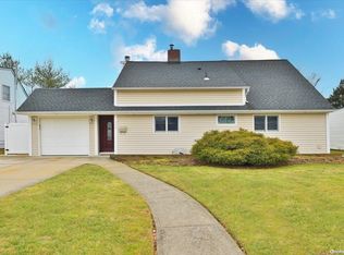 123 Farmedge Rd, Levittown, NY 11756