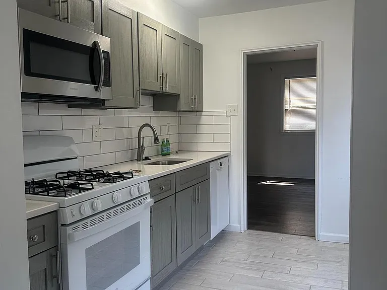 832 Fuller St — Photo 4