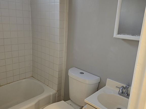 5th image of 626 E Main St