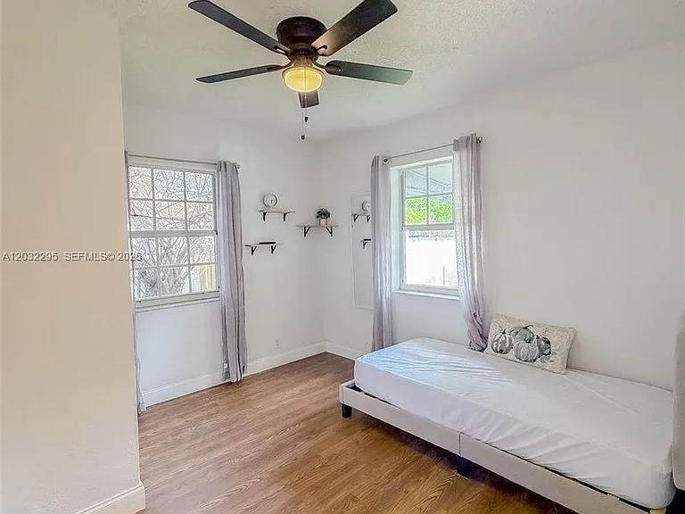 2740 Dewey St — Photo 8