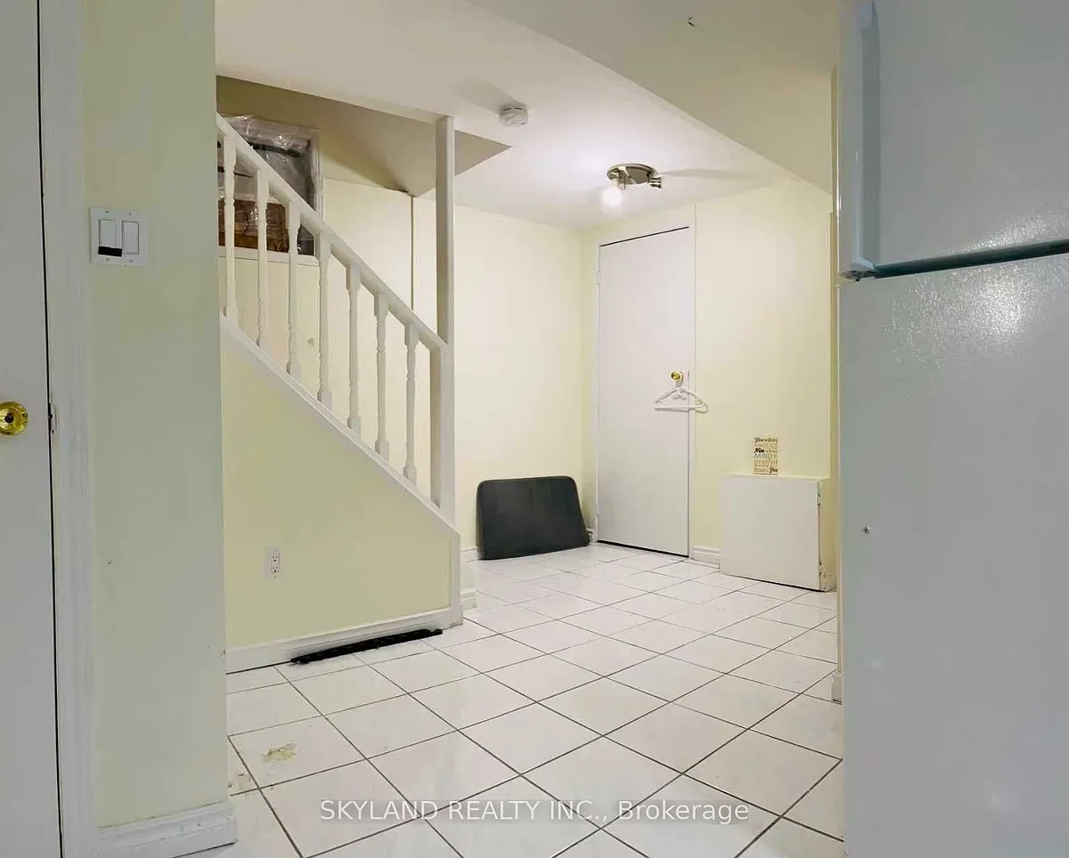 Building Photo - 160 Galbraith Cres